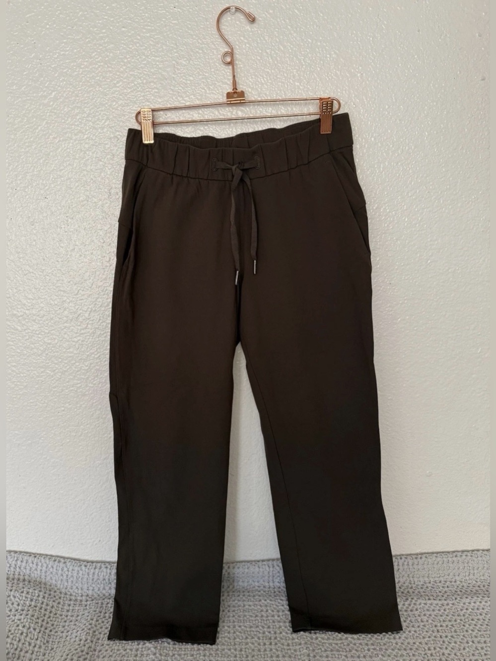 LULULEMON On The Fly Pants  Women's Size 4 Green Sage Crop Woven
